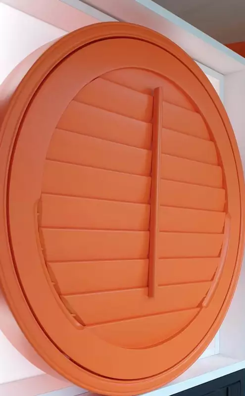 oranje-shutters-rond-raam-de-panne-1