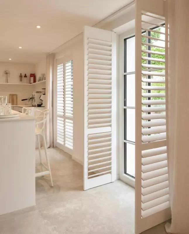 witte-shutters-plooiluik-keuken-nieuwpoort-1