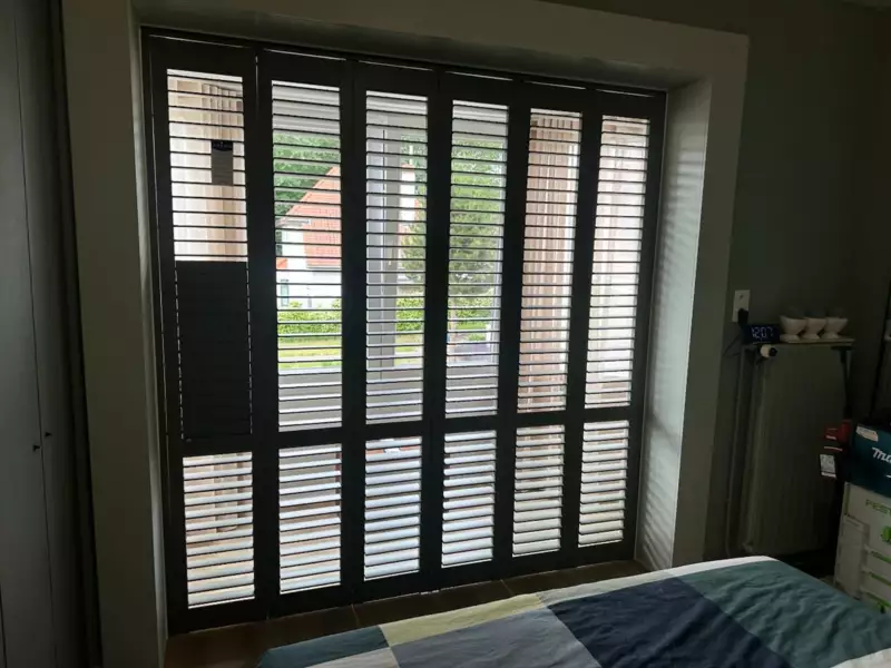 taupe-shutters-slaapkamer-oostduinkerke-1