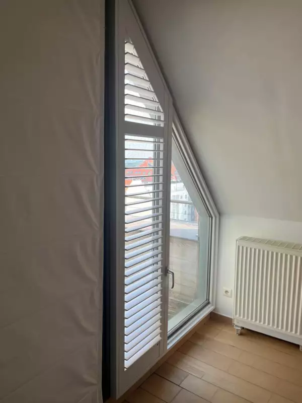 witte-shutters-dakvenster-wulpen-1