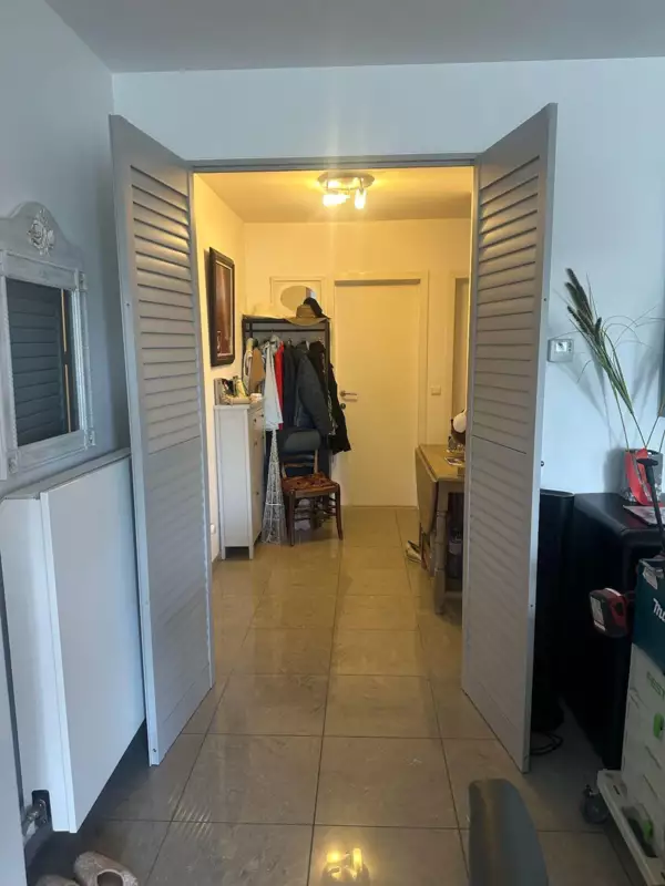 grijze-shutters-inkomhal-de-panne-1
