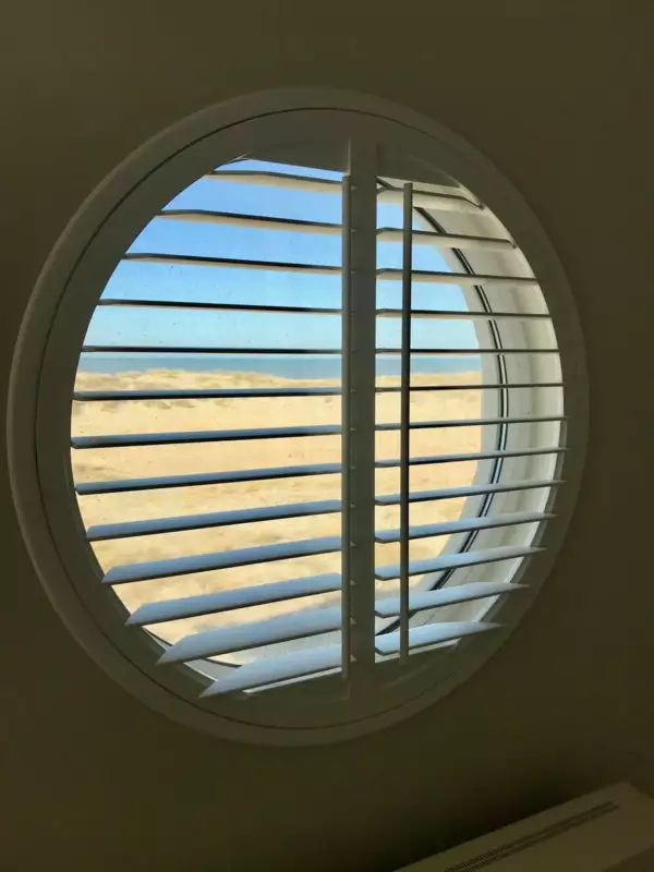witte-shutters-zeezicht-de-panne-1