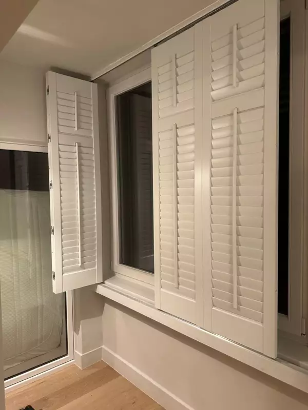 witte-shutters-slaapkamer-sint-idesbald-vouwraille-1