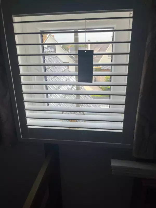 witte-shutters-zolderraam-sint-idesbald-1