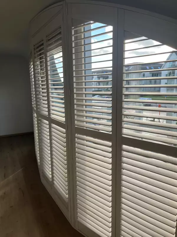 w-vernist-lindehout-luxaflex-shutters-ronde-erker-oostduinkerke-1