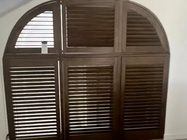 donkerhouten-gebeitst-shutters-boograam-veurne-vakantiewoning-1 -  - Donkerhouten gebeitste shutters voor boograam — vakantiewoning Veurne