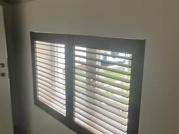 witte-shutters-zolderraam-sint-idesbald-4 -  - Witte Jasno-shutters op het zolderraam — Sint-Idesbald