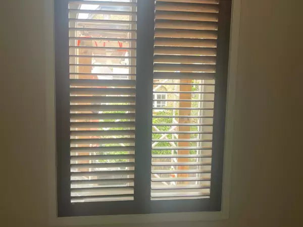 taupe-shutters-dakraam-koksijde-1 -  - Donkerhouten gebeitste shutters voor boograam — vakantiewoning Veurne