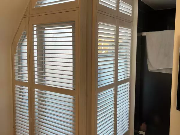 w-vernist-lindehout-luxaflex-shutters-ronde-erker-oostduinkerke-6 -  - Vernist lindehout Luxaflex shutters op een ronde erker — Oostduinkerke