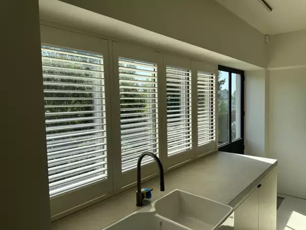 witte-shutters-keuken-nieuwpoort-2 -  - Witte shutters in de keuken — Nieuwpoort