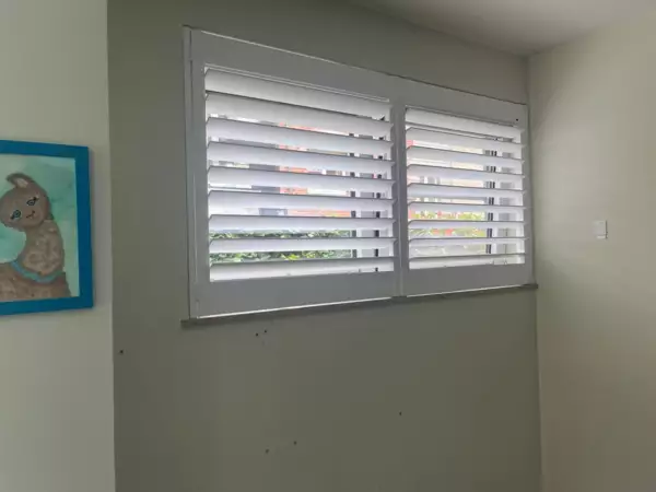witte-shutters-woning-nieuwpoort-1 -  - Witte shutters doorheen de hele woning — Nieuwpoort