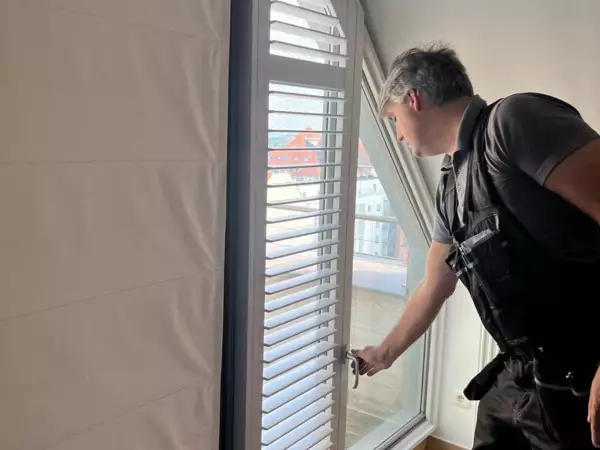 shutters-luxaflex-op-maat-sfeerfoto-koksijde-1 -  - Shutters op maat voor een schuin dakraam — Koksijde