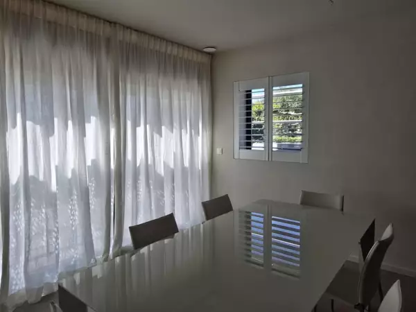 witte-shutters-woning-nieuwpoort-5 -  - Witte shutters doorheen de hele woning — Nieuwpoort