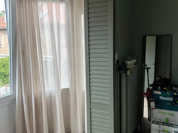 taupe-shutters-slaapkamer-oostduinkerke-5 -  - Taupe shutters als vouwwand in de slaapkamer — Oostduinkerke