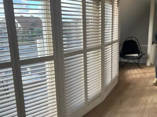 w-vernist-lindehout-luxaflex-shutters-ronde-erker-oostduinkerke-3 -  - Vernist lindehout Luxaflex shutters op een ronde erker — Oostduinkerke