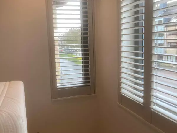 witte-shutters-appartement-nieuwpoort-1 -  - Witte shutters — appartement Nieuwpoort