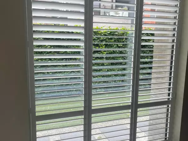 witte-shutters-woning-nieuwpoort-2 -  - Witte shutters doorheen de hele woning — Nieuwpoort