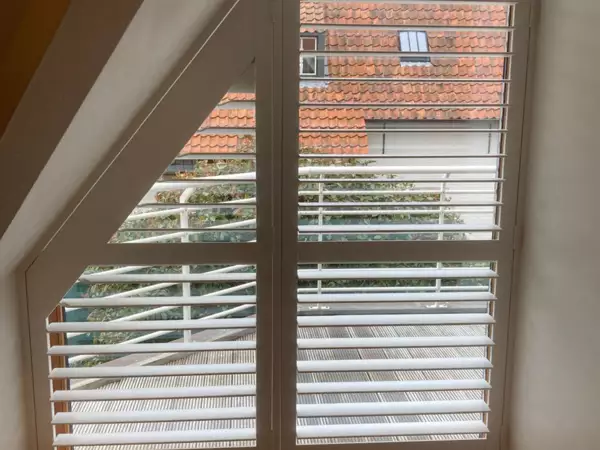 witte-shutters-zolderverbouwing-koksijde-1 -  - Witte shutters op maat bij zolderverbouwing — Koksijde