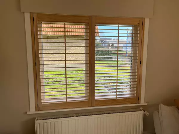 g-gezandstraalde-shutters-living-veurne-2 -  - Gezandstraalde shutters in de living — Veurne