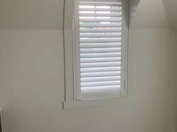 witte-shutters-badkamer-sint-idesbald-1 -  - Witte shutters in de badkamer — Sint-Idesbald