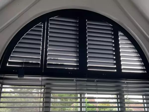 zwarte-shutters-spitsboograam-nieuwpoort-1 -  - Zwarte shutters op een rondboograam — Nieuwpoort