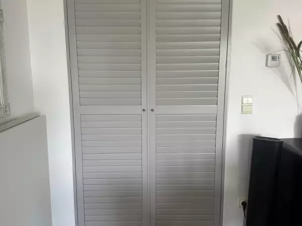 grijze-shutters-inkomhal-de-panne-2 -  - Grijze shutters als deur in de inkomhal — De Panne
