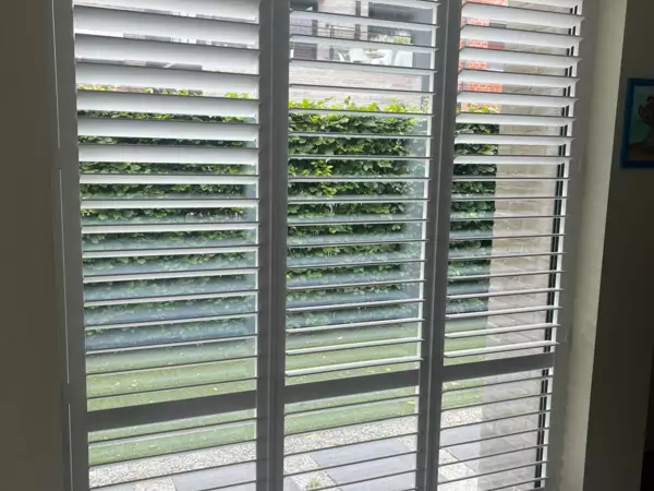 witte-shutters-woning-nieuwpoort-3 -  - Witte shutters doorheen de hele woning — Nieuwpoort