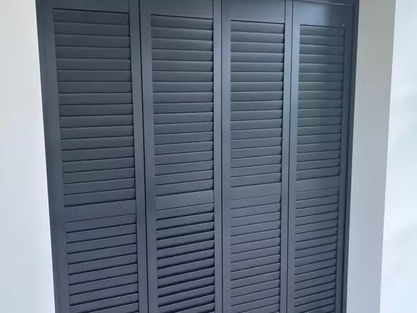 antraciet-shutters-inbouwkast-koksijde-3 -  - Antraciet shutters als kastdeur in Koksijde