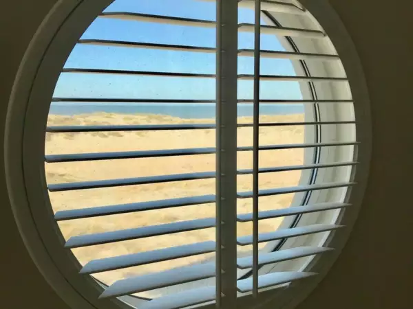 witte-shutters-zeezicht-de-panne-1 -  - Witte shutters met zeezicht — De Panne