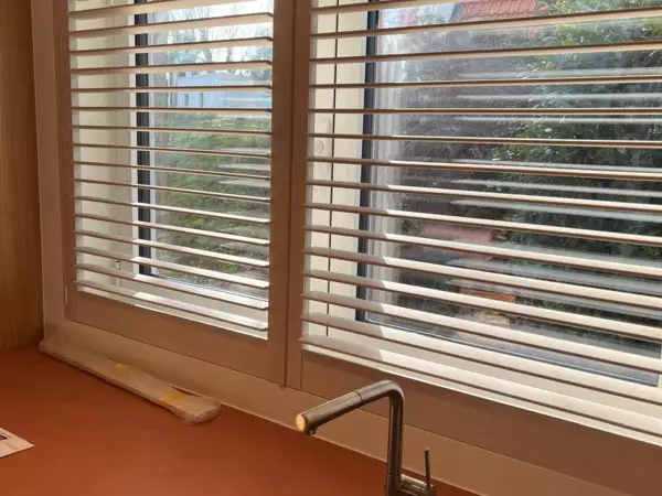 whitewash-shutters-ronde-erker-oostduinkerke-7 -  - Vernist lindehout Luxaflex shutters op een ronde erker — Oostduinkerke
