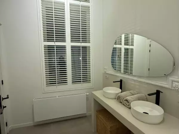 witte-shutters-herenhuis-salon-gent-3m-hoog-luxaflex-2 -  - Witte shutters van 3 meter hoog — Herenhuis in Gent
