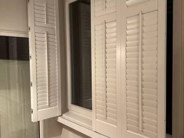 witte-shutters-slaapkamer-sint-idesbald-vouwraille-1 -  - Witte shutters op vouwraille — slaapkamer in Sint-Idesbald