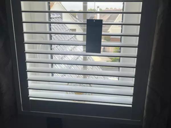 witte-shutters-zolderraam-sint-idesbald-2 -  - Witte Jasno-shutters op het zolderraam — Sint-Idesbald