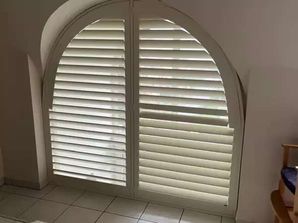 cprimewood-luxaflex-clearview-shutters-dakappartement-veurne-2 -  - Shutters voor boograam