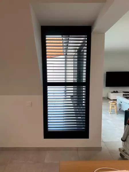 zwarte-shutters-woonkamer-de-panne-1