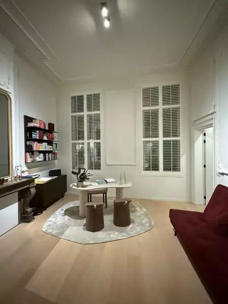 witte-shutters-herenhuis-salon-gent-3m-hoog-luxaflex-1